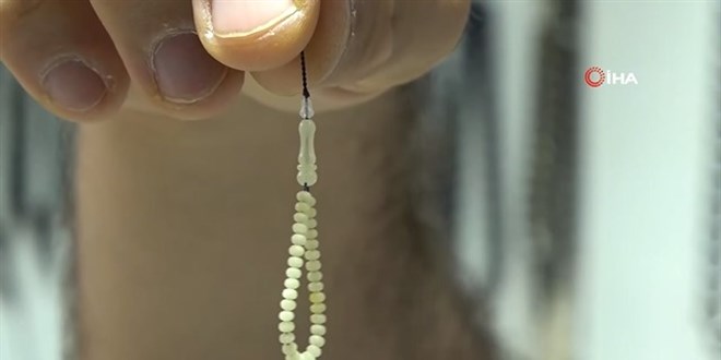 50 milyon y�ll�k fosil damla kehribardan d�nyan�n en k���k tespihini yapt�