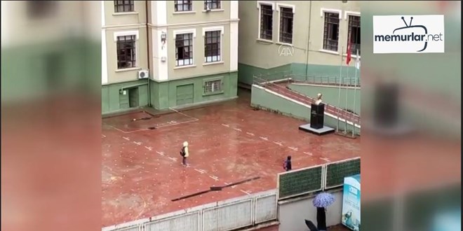 Ya�mura ra�men �stiklal Mar�� okudular