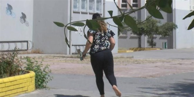 Son anda, yal�n ayak ko�arak s�nava girebildi