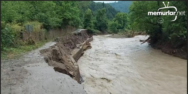 Selde a�aca ��kan ki�i, babas�n� da kemeriyle �ekip kurtard�