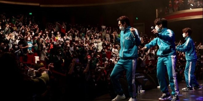 G�ney Koreli gruptan Squid Game kost�m�yle Erik Dal� �ov