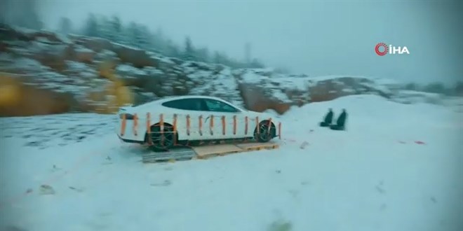 Tesla marka arac�n� dinamitle patlatt�