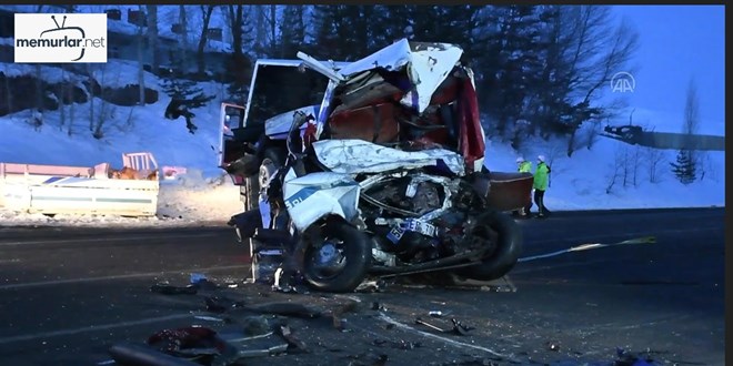 Sivas'ta yolcu otob�s� ile kamyonetin �arp��t��� kazada 2 ki�i �ld�, 19 ki�i yaraland�