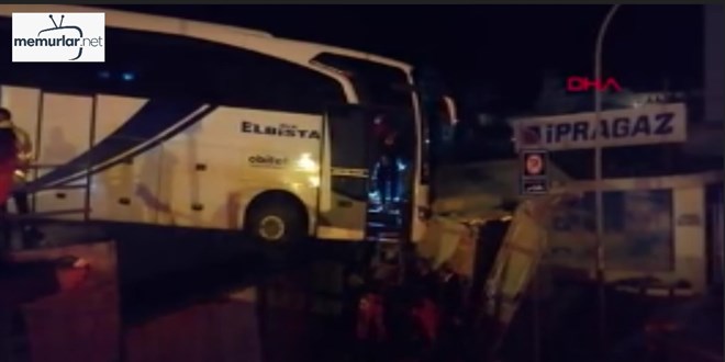 Mersin'de bariyeri a�an yolcu otob�s� k�pr�de as�l� kald�