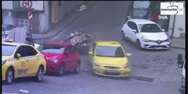 �stanbul'da motokuryenin �l�mden d�nd��� kaza kamerada