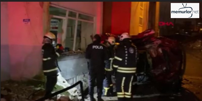 Otomobil aile sa�l��� merkezine �apt�; anne ve baba �ld�, k�zlar� a��r yaraland�