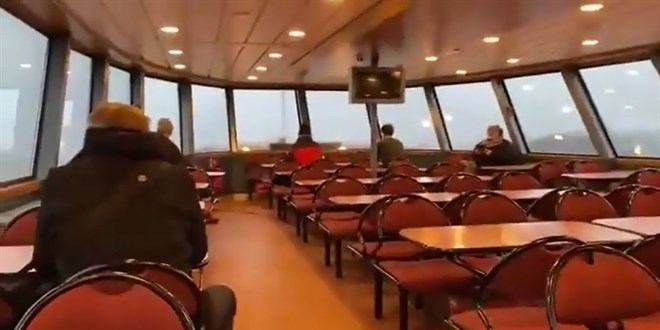 F�rt�na i�inde yolcu bulunan feribotun camlar�n� patlatt�!