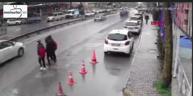 Ata�ehir'de 3 ��renciye otomobil �arpt�