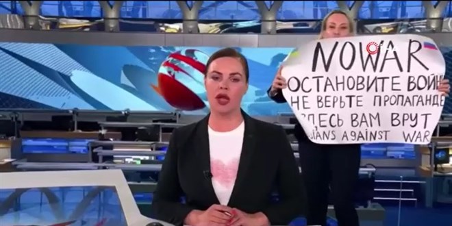 Rus televizyon kanal�nda 'sava�a hay�r' pankart� a��ld�