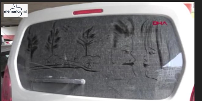 Temizlik g�revlisi, tozlu ara� camlar�n� tabloya d�n��t�r�yor