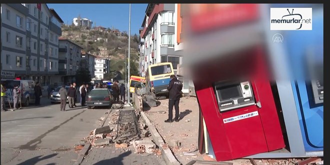 Kontrolden ��kan dolmu� ATM'lere ve park halindeki araca �arpt�