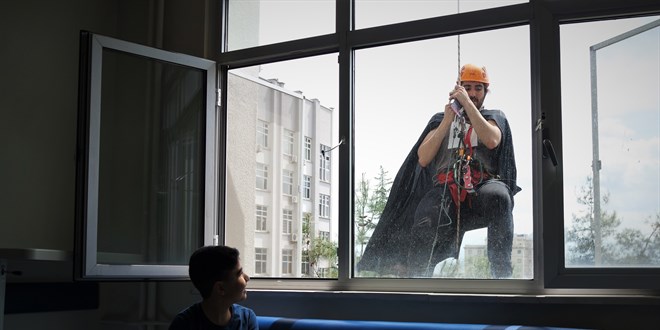 Pelerinli kahramanlar hastaneye t�rmanarak hasta �ocuklar� g�ld�rd�