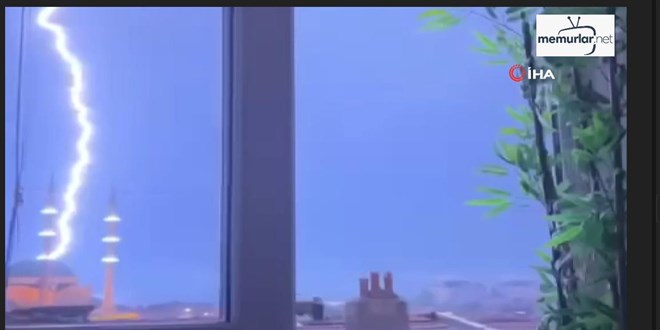 Y�ld�r�m cami kubbesindeki paratonere d��t�, o anlar kamerada