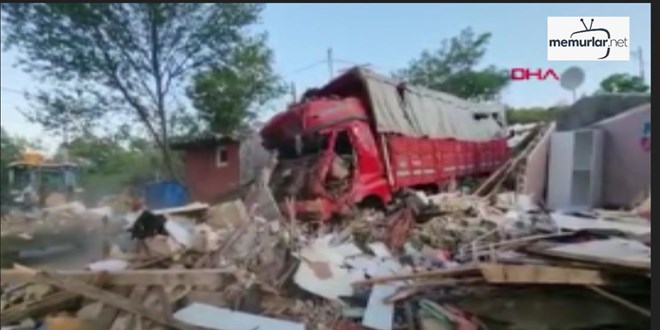 Kamyon gecekondunun �zerine d��t�, 4 ki�i yaraland�