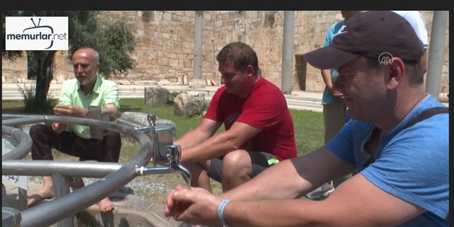 Camiye gelen turistlere 25 dilde hitap edip abdest almay� ��retiyor