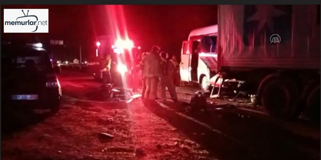 Servis minib�s�yle t�r�n �arp��mas� sonucu 2 ki�i �ld�