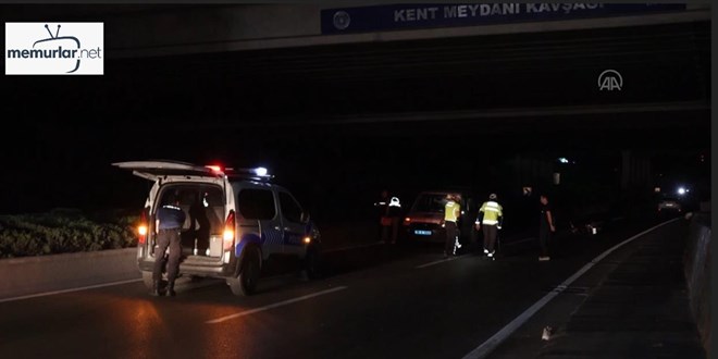 Devrilen motosikletten yola savrulan iki ki�inin �zerinden araba ge�ti