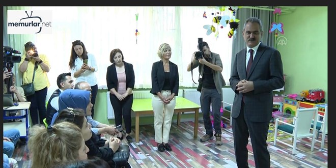 Bakan �zer, uyum e�itiminin ilk g�n�nde veliler ve ��retmenlerle bir araya geldi