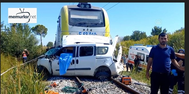 Hemzemin ge�itte trenin �arpt��� hafif ticari arac�n s�r�c�s� �ld�