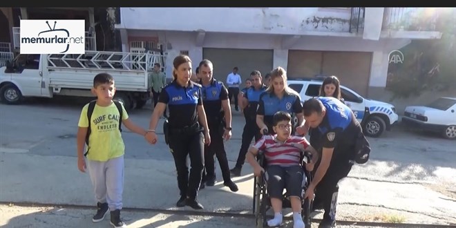 Polis, anne ve babas�n� kazada kaybeden 2 karde�i okula g�t�rd�