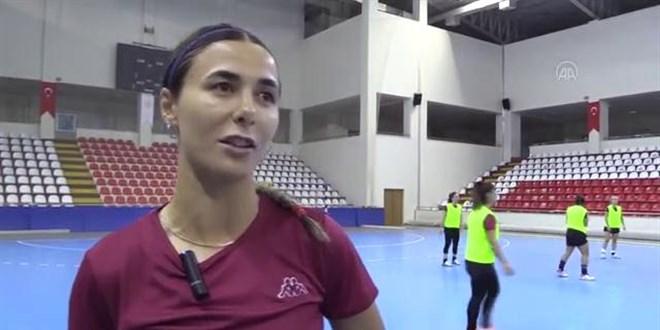 Perihan ��retmen, hokeyde ay-y�ld�zl� formay� tutkuyla giyiyor