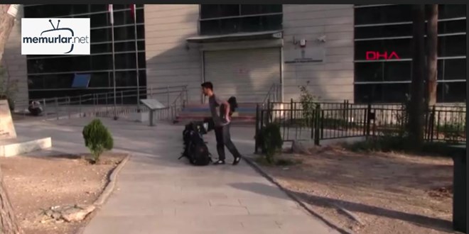 K�t�phaneye girmek i�in '�anta' s�ras�