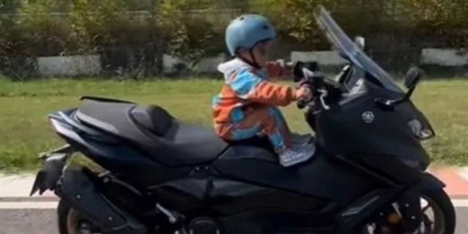 Kendisinden kat kat b�y�k motosikletle piste ��kt�