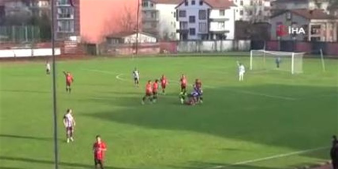 Dili Bo�az�na Ka�an Futbolcuyu Hakemin �lk M�dahalesi Kurtard�