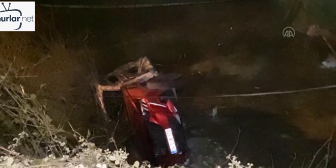 Ey�psultan'da devrilen otomobilde bulunan iki ki�i hayat�n� kaybetti