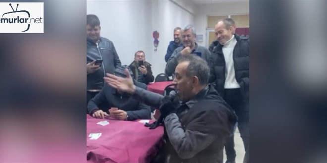 Haluk Levent, konserde ���y�nce girdi�i kahvehanede hem �ark� s�yledi hem ka��t oynad�