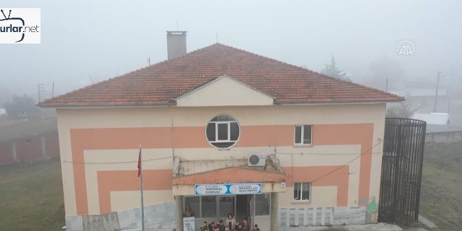 Alev ��retmenin s�n�flar�n� yeniledi�i k�y okulu koleji aratm�yor