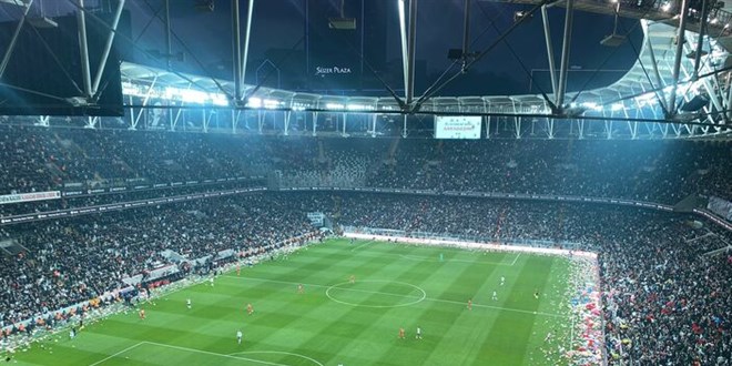 Be�ikta� taraftar� depremzede �ocuklar i�in sahay� oyuncaklarla donatt�