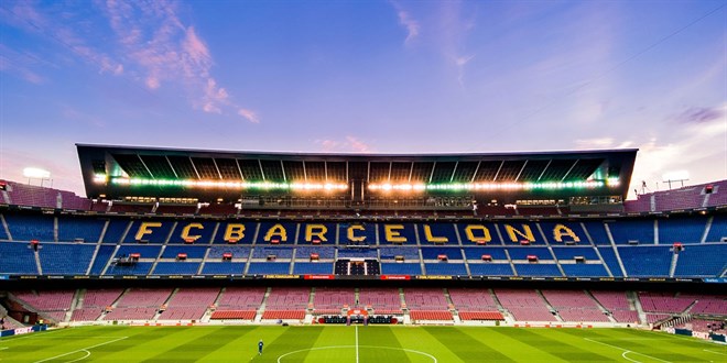 Barcelona, Ronaldinho'nun 17 ya��ndaki o�luyla s�zle�me imzalad�