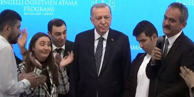 Bakan �zer: Ba�vuran t�m engelli ��retmenlerimizi atayaca��z