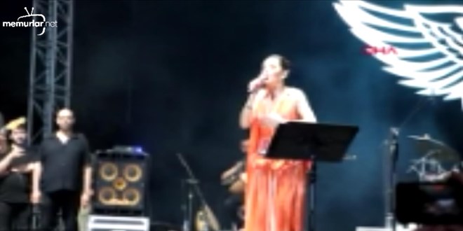 Sanat�� Melek Mosso sahnede �z�r diledi: Helalle�mek istiyorum