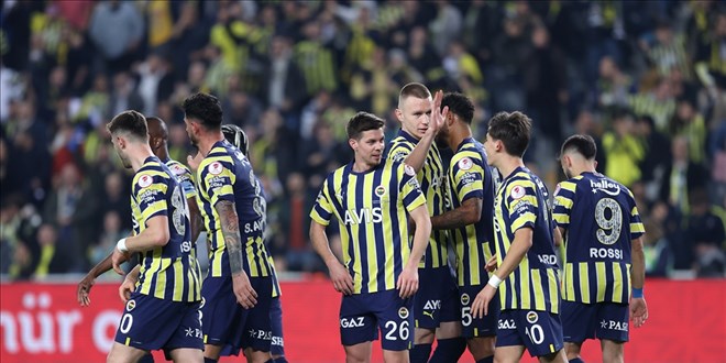 Fenerbah�e'de 3 futbolcu ile yollar ayr�ld�