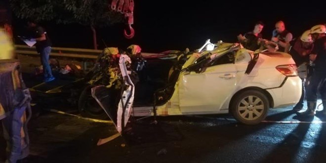 �anl�urfa'da otomobil t�ra arkadan �arpt�: 2 �l�