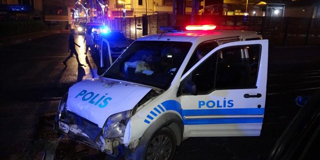 Polis arac� ile otomobil �arp��t�: 1'i polis 2 yaral�