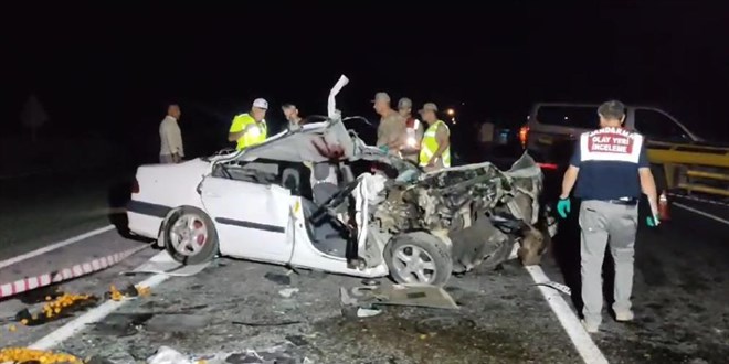 Otomobil trakt�re �arpt�: 1 �l�, 3 yaral�